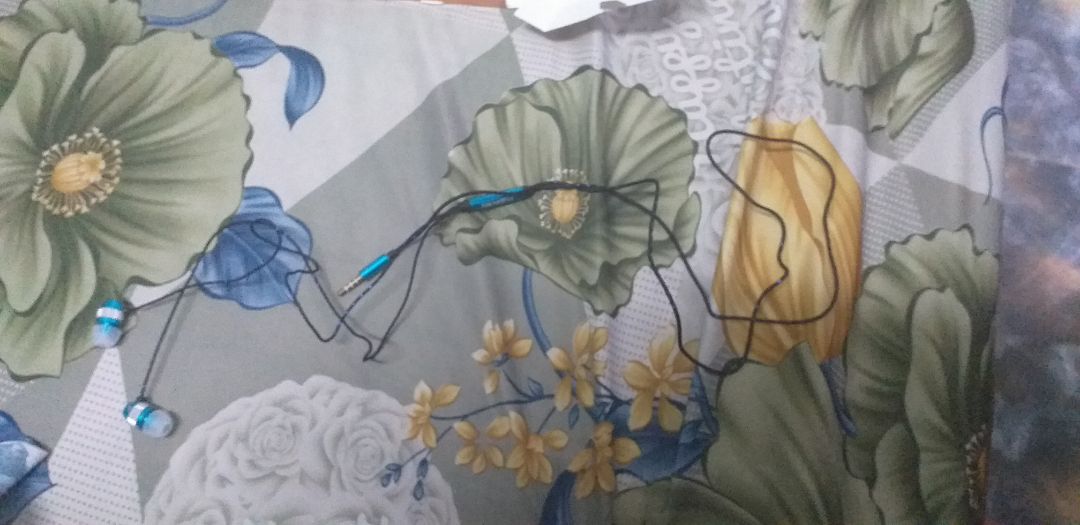 hộp bị rách, tai nghe chỉ nghe được 1 bên, mong tiki cho đổi trả