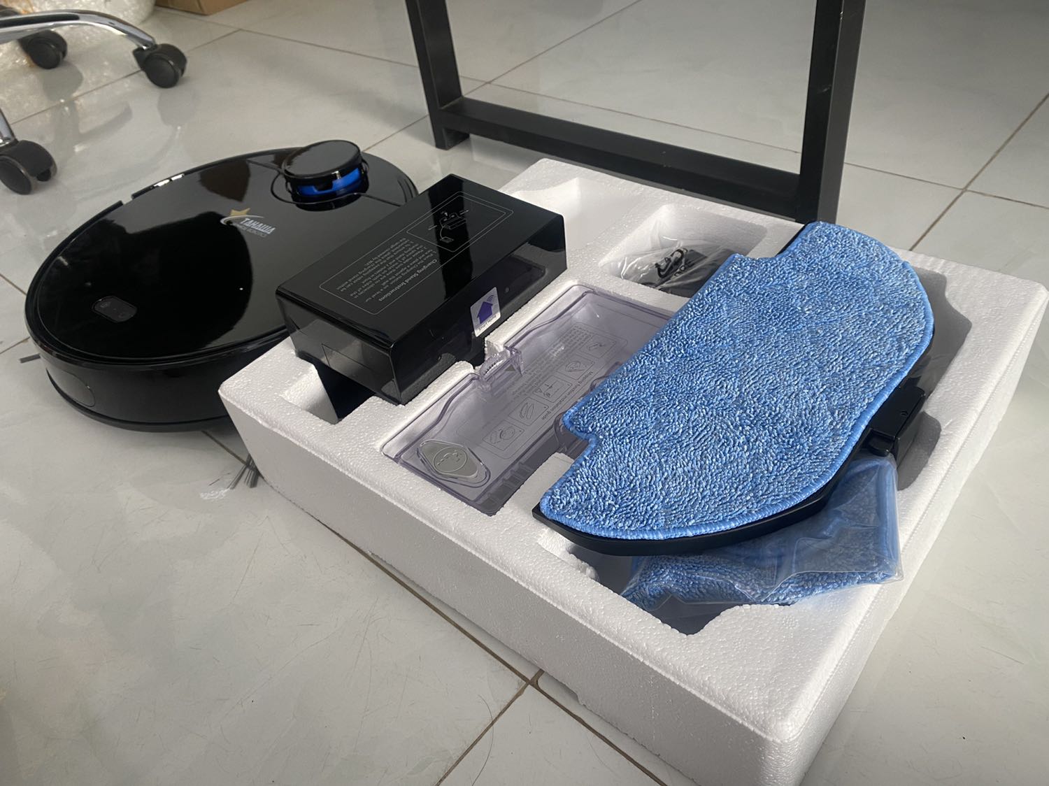 Bé robot nhìn rất đẹp, sang, hàng chính hãng Nhật Bản, phụ kiện đầy đủ.
Mình rất hài lòng với bé robot hút bụi lau nhà này hihi