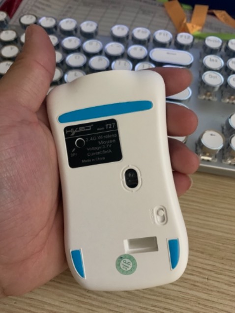 Treo đầu dê bán thịt ***. Con chuột 247.000 mà như cái cục nhựa. Sạc thì dùng được có 15 p. Ko dùng cắm sạc cũng tự hết pin. Túm lại là hàng đểu, cứ tưởng bán trên tiki là hàng tốt hàng ngon, ai ngờ là hàng đểu như cục nhựa chết. Yêu cầu bồi hoàn và trả lại tiền, bảo hành sản phẩm. Bỏ ra 247.000 mua về con chuột đểu ? À không là cục nhựa chưs chuột gì cái này.