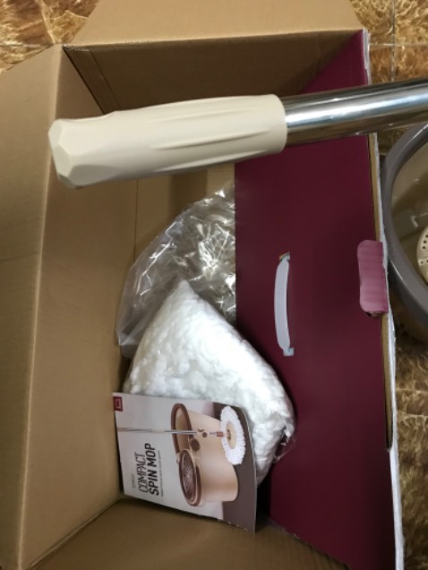 Giao nhanh thích ghê: đặt tầm 5h -7h nhận hàng. Thiết kế chỉn chu: thùng nước vừa phải, cây lau dài, được tặng 2 bông lau. Tui xài nhiều cây- thùng lau rồi: thấy bộ này đáng mua