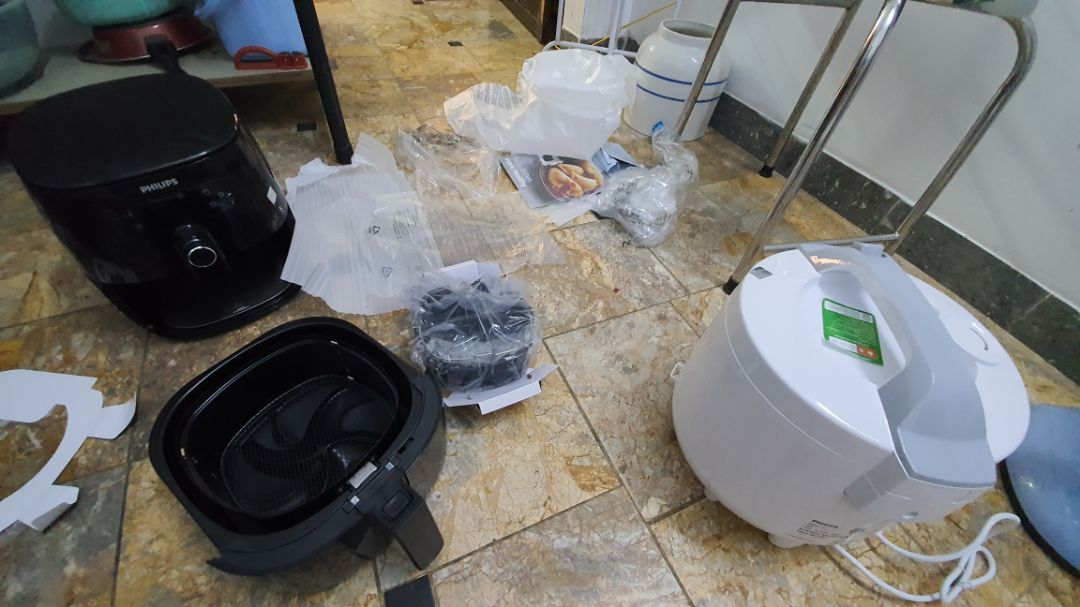 Nhà có 2 người vừa đủ ăn thôi. Đôi khi còn thấy hơi nhỏ í. Còn nhà đông nên mua loại to hơn. Nếu canh sale mua loại 9650 đôi khi hơn giá loại này có vài trăm. Nên cân nhắc mua loại to. Mình canh sale 4tr6 dc tặng kèm nồi cơm điện to chà bá lửa, dc tặng đúng lúc nồi cũ tróc hết lớp chống dính. Giao hàng siêu đỉnh luôn. Đặt hàng 1 cái sau 30ph shipper đã giao rồi.