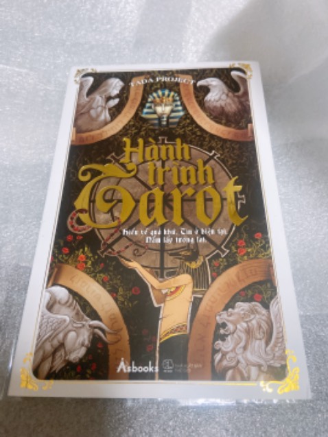 Sách in giấy dày dặn, in ấn đẹp. Khá bổ ích cho bạn nào lần đầu học tarot. Trình bày rõ ràng, dễ hiểu, dễ ứng dụng. Giao hàng nhanh.