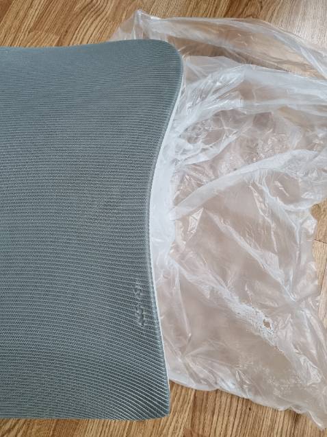 Nhà cung cấp làm việc chuyên nghiệp, khi sp có lỗi lưng ghế có 2 vết rách nhưng nhà *** đã liên hệ để gửi lưng ghế mới thay thế. Xin cảm ơn