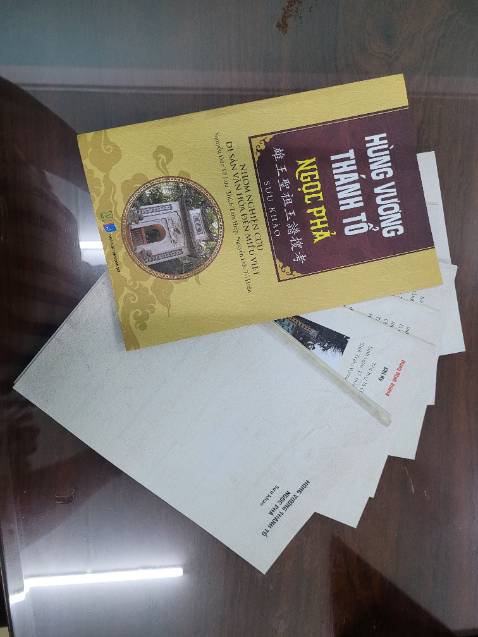 Sách mới nhận, mở ra chưa kịp đọc thì đã bung keo, rã gáy từng tờ. Buồn quá...