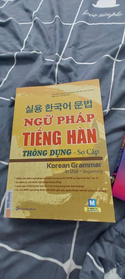 Điểm đặc biệt của sách là tác giả đã tập hợp những điểm ngữ pháp giống nhau vào 1 chỗ để phân tích. Người mới học hay tự học như mình ko bị rối và bỡ ngỡ. 10 điểm cho chất lượng Điểm đặc biệt của sách là tác giả đã tập hợp những điểm ngữ pháp giống nhau vào 1 chỗ để phân tích. Người mới học hay tự học như mình ko bị rối và bỡ ngỡ. 10 điểm cho chất lượng