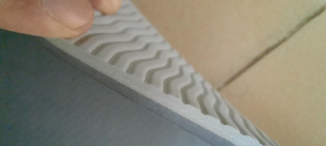 Giao hàng siêu nhanh, đặt hôm qua, nay đã có hàng.
Đóng gói chắc chắn.
Giao đúng màu, đầy đủ phụ kiện.
Như mô tả, dày dặn, độ đàn hồi tốt, không bị lún, dày đúng 6mm.
Độ bám tốt, không thể bị xê dịch mặc dù mình cố gắng làm các động tác tạo sự xê dịch lớn. Mặt dưới có các đg vân như lốp xe tạo ma sát lớn. Bám tuyệt đối. 
Không có mùi cao su, bề mặt tạo hoa văn nổi rất đẹp, một phần tăng độ bám luôn.
Sản phẩm không bong keo, không bị thủng.
Hoàn hảo trong tầm giá! 
Điểm trừ rất nhỏ: Sản phẩm bị lỗi một phần  nhỏ ở mép khiến độ hoàn hảo giảm một chút. Nhưng không ảnh hưởng gì. Mình không muốn đổi. Tội shop. Cái này lỗi do nhà sx.
9,5 sao cho shop! Mọi người nên mua nhá!