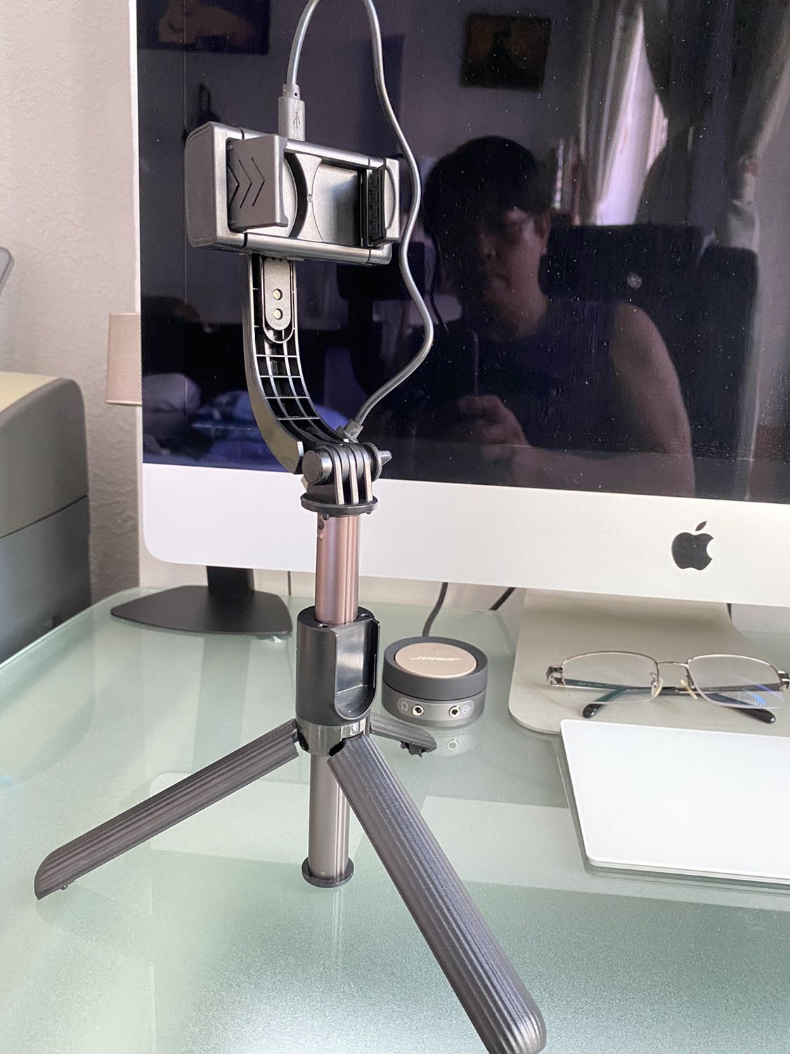 Hàng giao nhanh theo yêu cầu, thiết kế đẹp. Có điều chỉ để điện thoại chiều đứng chứ nằm ngang thì không được. Về remot chưa sử dụng nên chưa đưa ra đánh giá được!