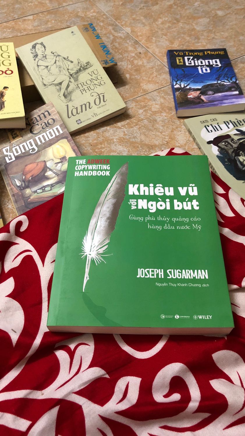 Lần đầu mình thấy cuốn sách thiết kế dạng này. Khá thú vị. Còn về nội dung mình chưa dọc nên chưa đánh giá. Tuy nhiên, so với bản gốc. Bản dịch này của tác giả k biết là lược bỏ phụ lục D và E thì phải. Cũng chưa hiểu lắm dụng ý của dịch giả. Mình sẽ thông tin thêm khi đọc xong :)))))))