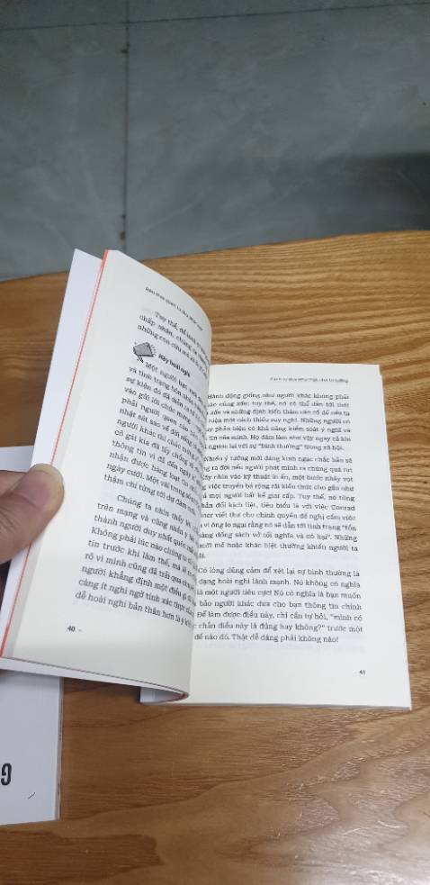 Được tặng 1 quyển nên phải bỏ xiền mua thêm 3 quyển cho đủ bộ