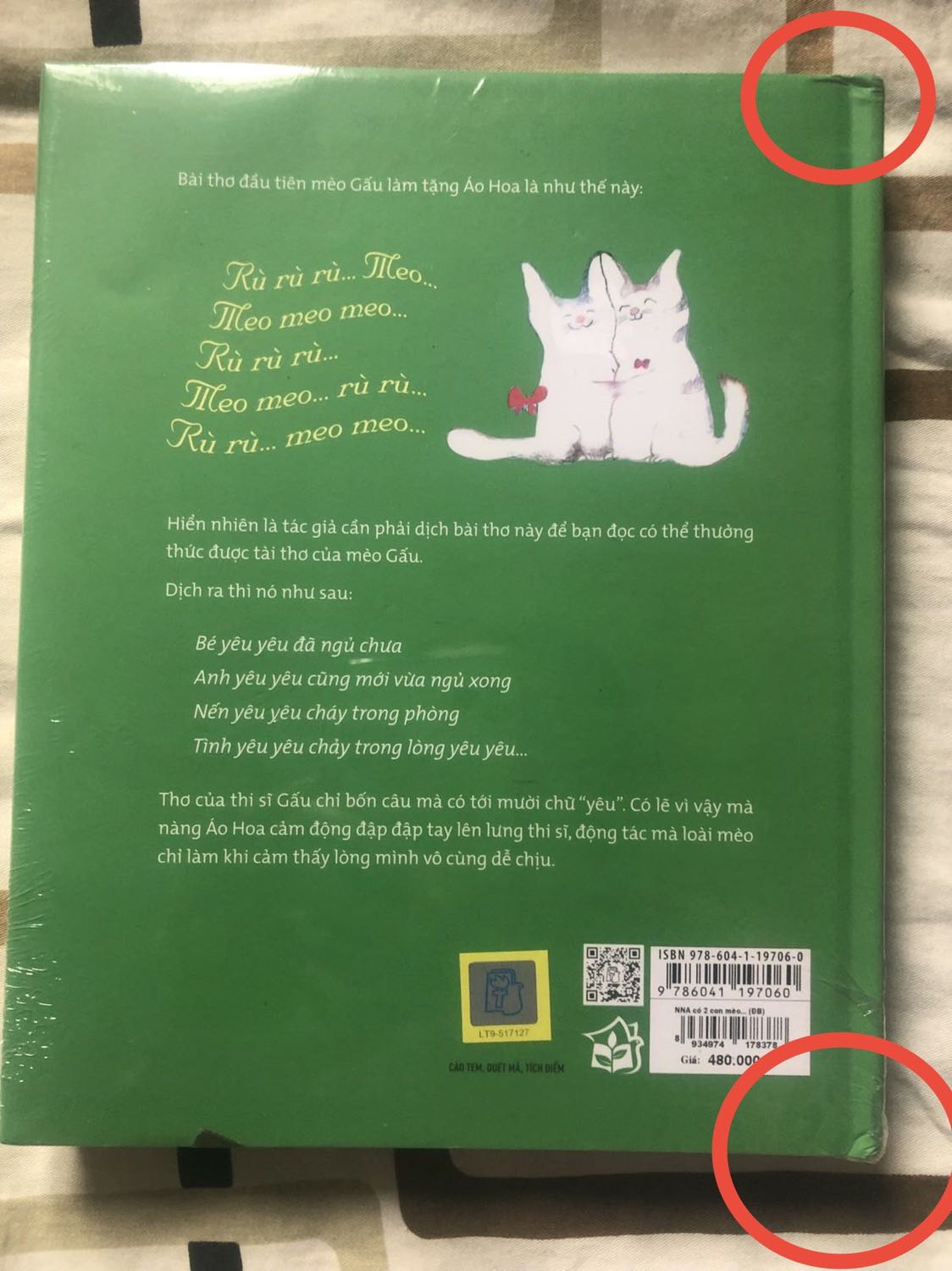 Sách bị dập ở hai đầu gáy, Tiki nên xem lại cách đóng gói của mình.