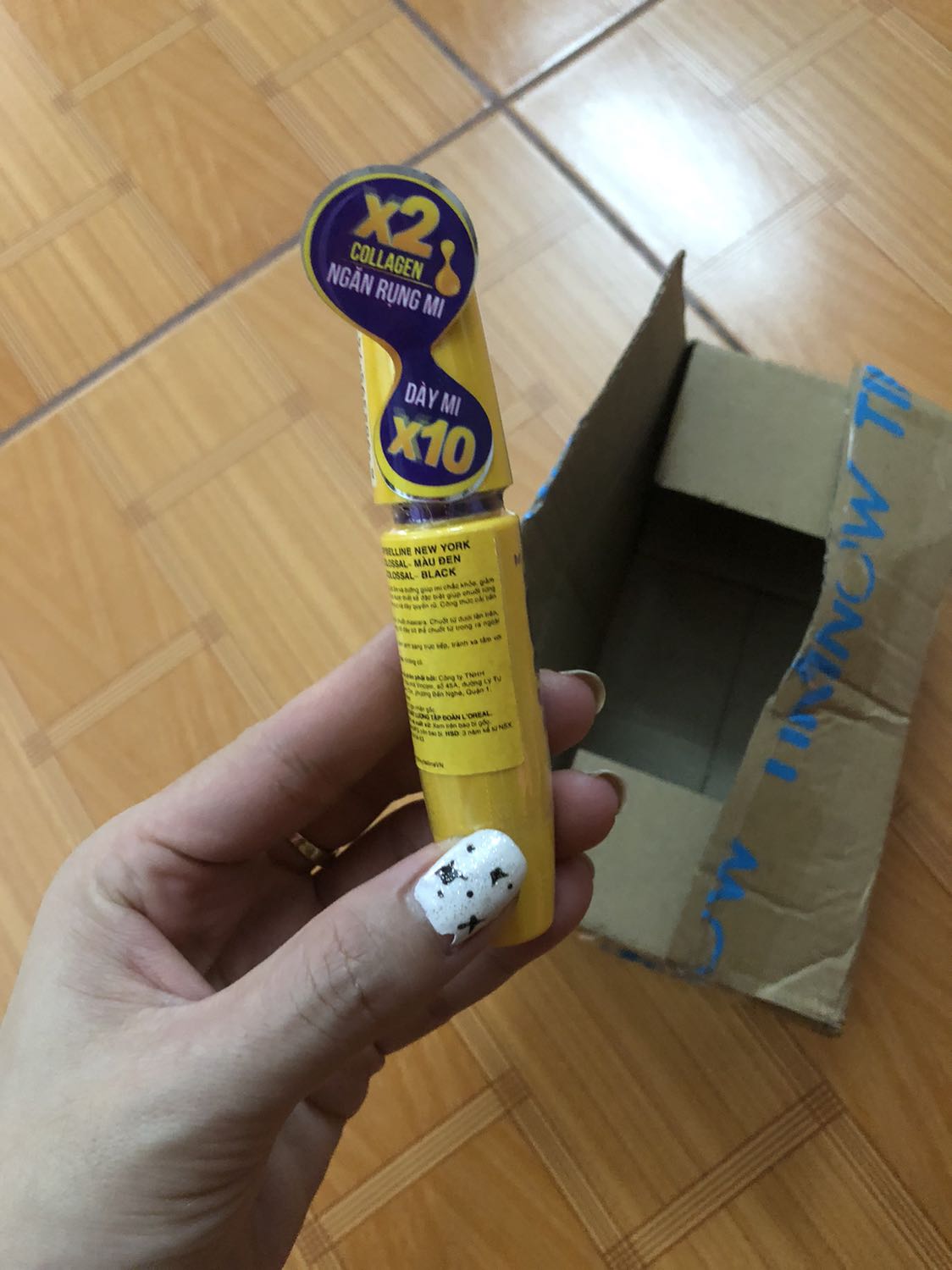 Đóg hộp sơ sài k có chốg sốc,hàg y hình,chuốt lên dày và dài hơn thật,tưởng gần giốg nối mi,chuốt nhiều sẽ bị vón cục.chuốt lên nhah khô ko bị bết dính,bám lâu,dùg bôg tẩy trag mới sạch hết nhé.nói chug sài ok