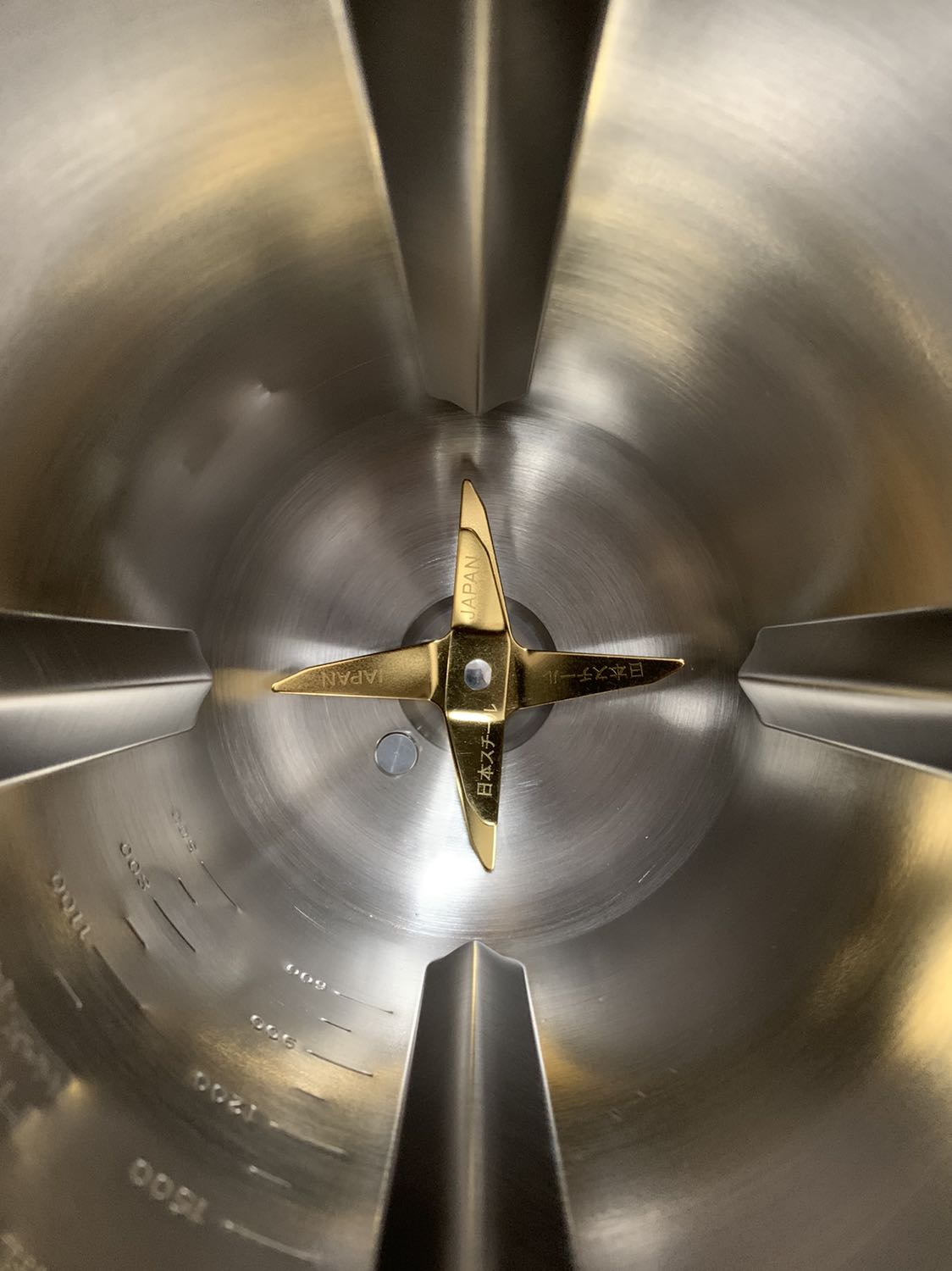 Hàng đóng gói chắc chắn, máy hoàn thiện tốt. Xay sữa đậu nành ngon, máy không bị rung lắc trong quá trình xay. Xay 5p cuối thì hơi ồn tí nhưng vẫn Ok