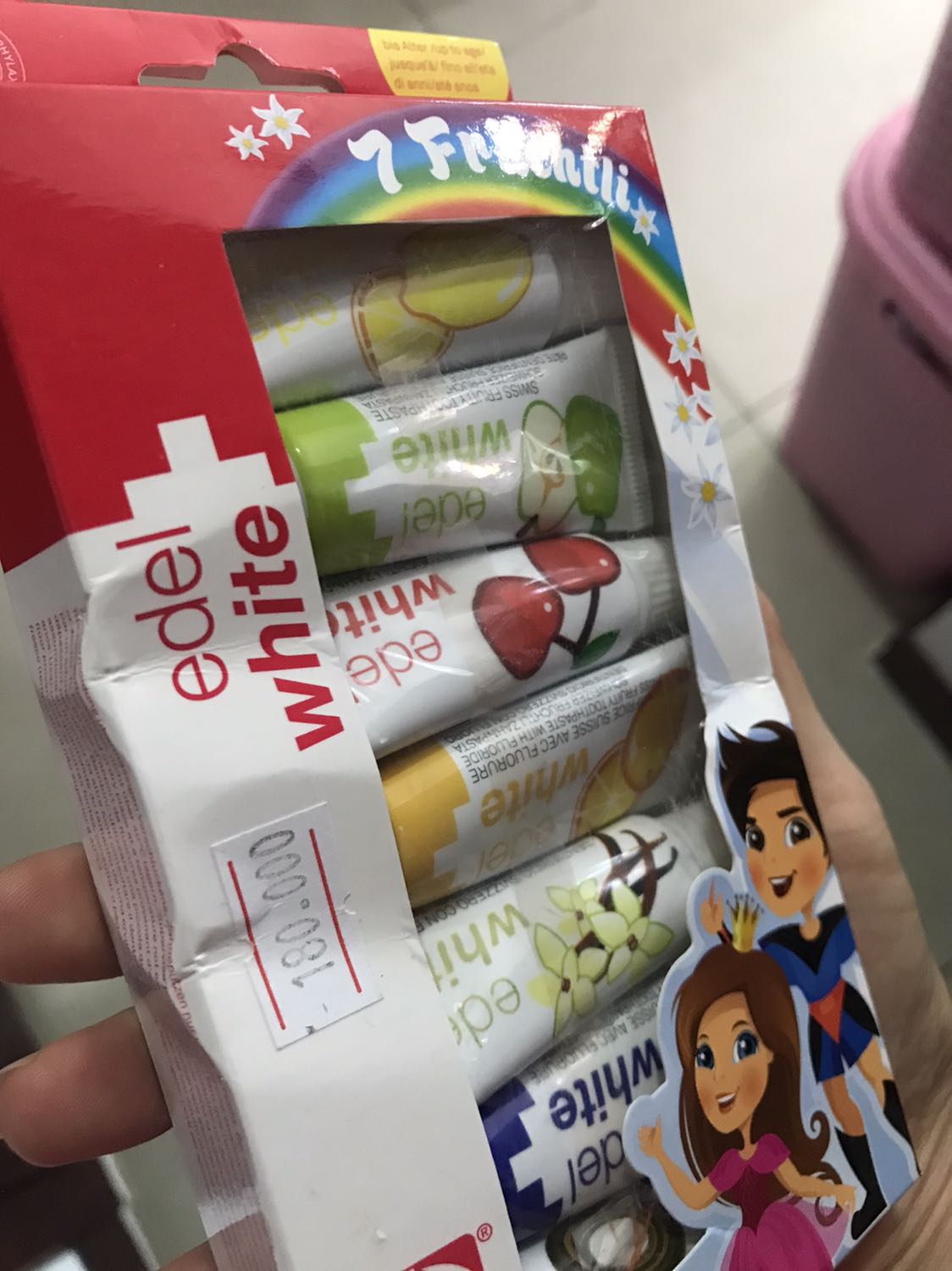 Nhận hàng thì hộp móp méo, ko thể dùng làm quà tặng ai được vì hộp quá móp méo. Chưa kể trên hộp còn đang ghi rõ giá chỉ có 180k thôi, Tiki bán hơn 200k, là sao vậy.
Quá thất vọng về món hàng và giá tiền luôn nha mọi người. 
Cảm giác như bị *** mà ko biết bởi Tiki hay nhà bán.
Đề nghị Tiki giải thích thêm cho khách hàng trường hợp này.