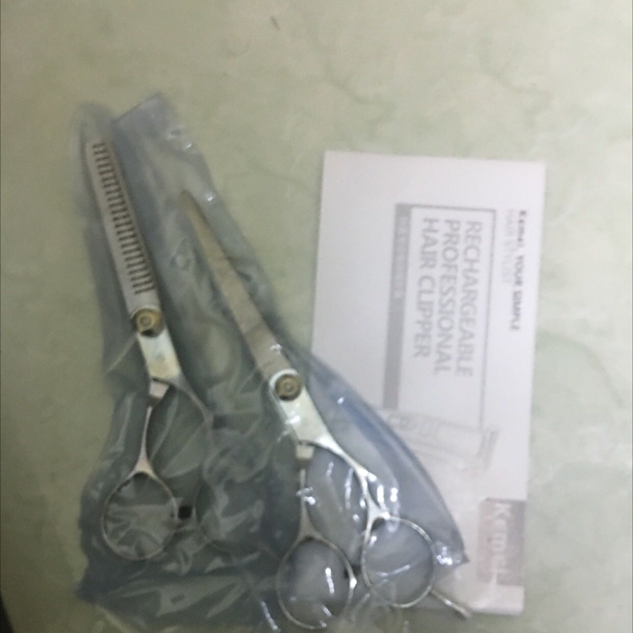 Thấy shop cũng có nhièu đánh giá tốt, cũng uy tín nên mua. Nhận sp nhìn tỏing quan đẹp, chắc chắn. Tiếng máy êm. Bộ này lưỡi sát hơn bộ mình đã mua nên mình dùng chấn tóc luôn. Với giá tiền chấp nhận được. Nên mua