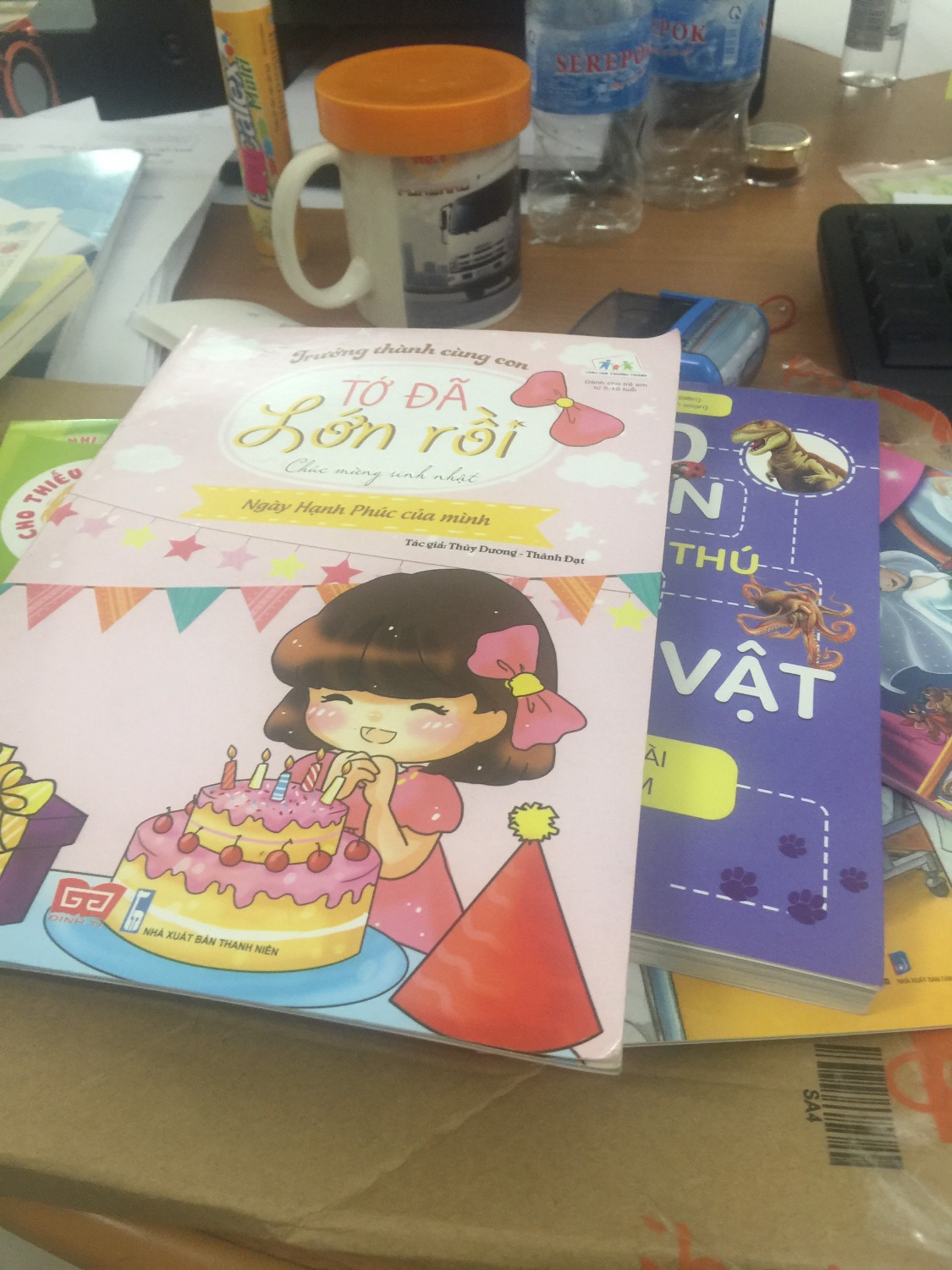 Quyển này mình thấy sale mạnh nên mua, Quyến này khá dày. Mua với giá 42k. Có nhiều hình dán từ đồ vật cho đến công chú. Các trang là giấy bóng. Mình thấy nên mua nhé