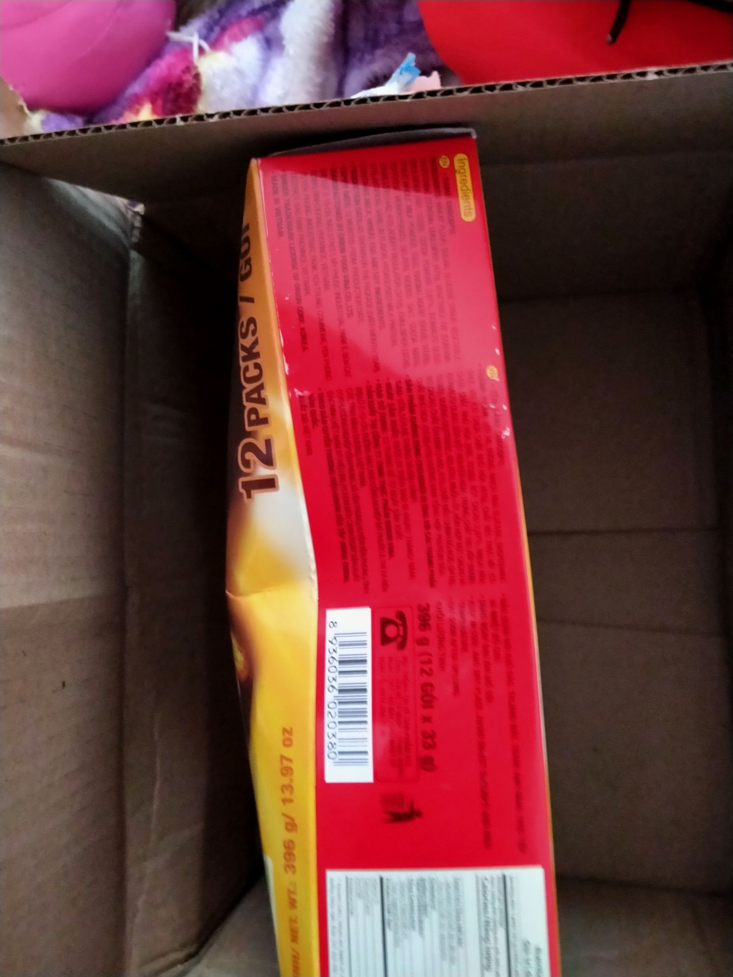 Giao tầm 3 gì đó, lúc nhận hàng hộp bị móp là mình biết bánh có khả năng bị dập. May mà mở ra chỉ móp 1 ít, bánh trong chỉ bị xẹp 1 tí. Hạn thì còn rất lâu, hộp bánh này là hàng mới sản xuất trước ngày mình đặt hàng tầm 1 tuần thôi. Còn bánh thì khỏi nói ngon nhưng dạo này mình cảm thấy vị ngọt đọng lại trong miệng hơi làm lưỡi mình bị ngấy và rát, kiểu ngọt quá. Chắc do lớn rồi không thích ăn ngọt nhiều như ngày xưa.