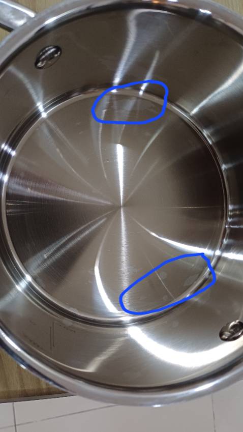 Mặt trong nồi có nhiều mảng trắng, màu không đồng nhất