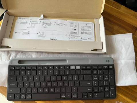 Mình đặt nhận hàng ngay trong ngày do có Tiki Now

Về giao hàng và đóng gói của tiki thì chất lượng cao miễn chê rồi ❤️

Cảm nhận đầu tiên khi khui hộp bàn phím là nhỏ gọn nhẹ nhưng đầm chắc, cảm giác bấm phím rất thích, hàng Logitech thì mình ưng từ đó giờ