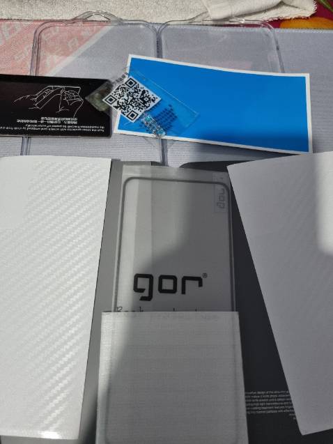 Có 1 kính cường lực và 2 miếng dán mặt lưng khá đẹp, nhưng nhận hàng thì bị bể hộp, may không bể kính.