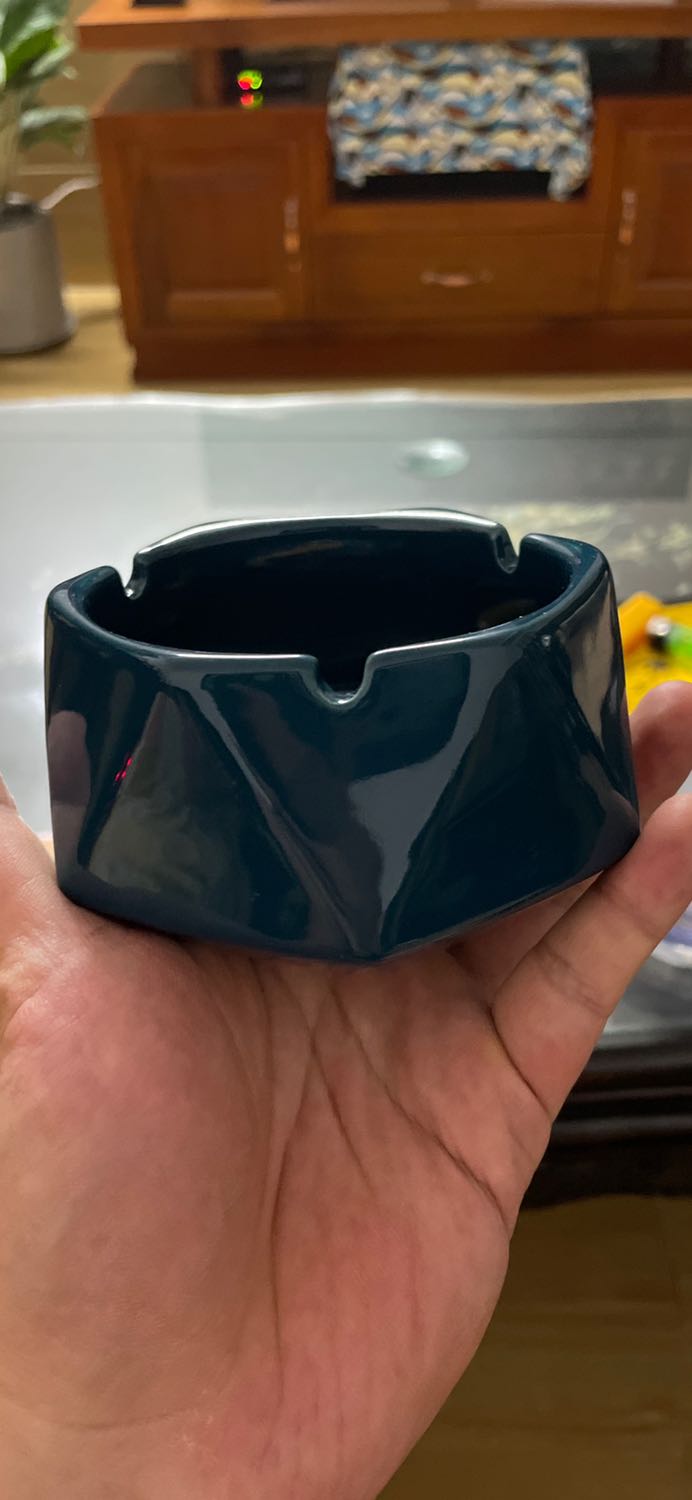 Gạt tàn khá đẹp, chỉ bị một số chỗ màu men không đều (không đáng kể), khá sâu nên không bị quạt thổi tàn ra ngoài. Nói chung là hài lòng!!!
Tiki giao nhanh, đóng gói rất cẩn thận.