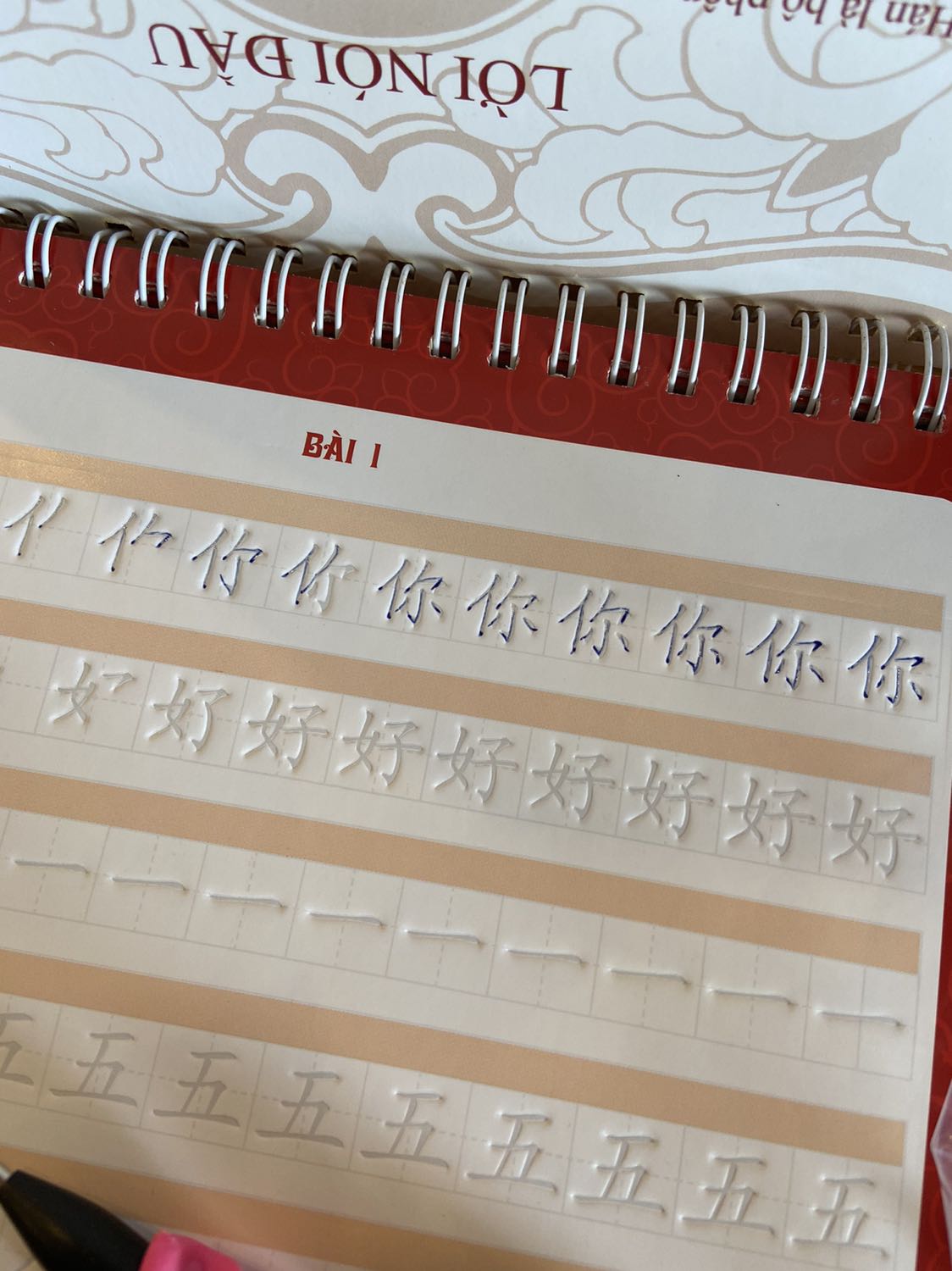 Bút viết mượt và bay màu nhanh. Với mấy bé mới tập viết như em mình thì cũng khá ổn. Bộ của mình có 20 ngòi bút