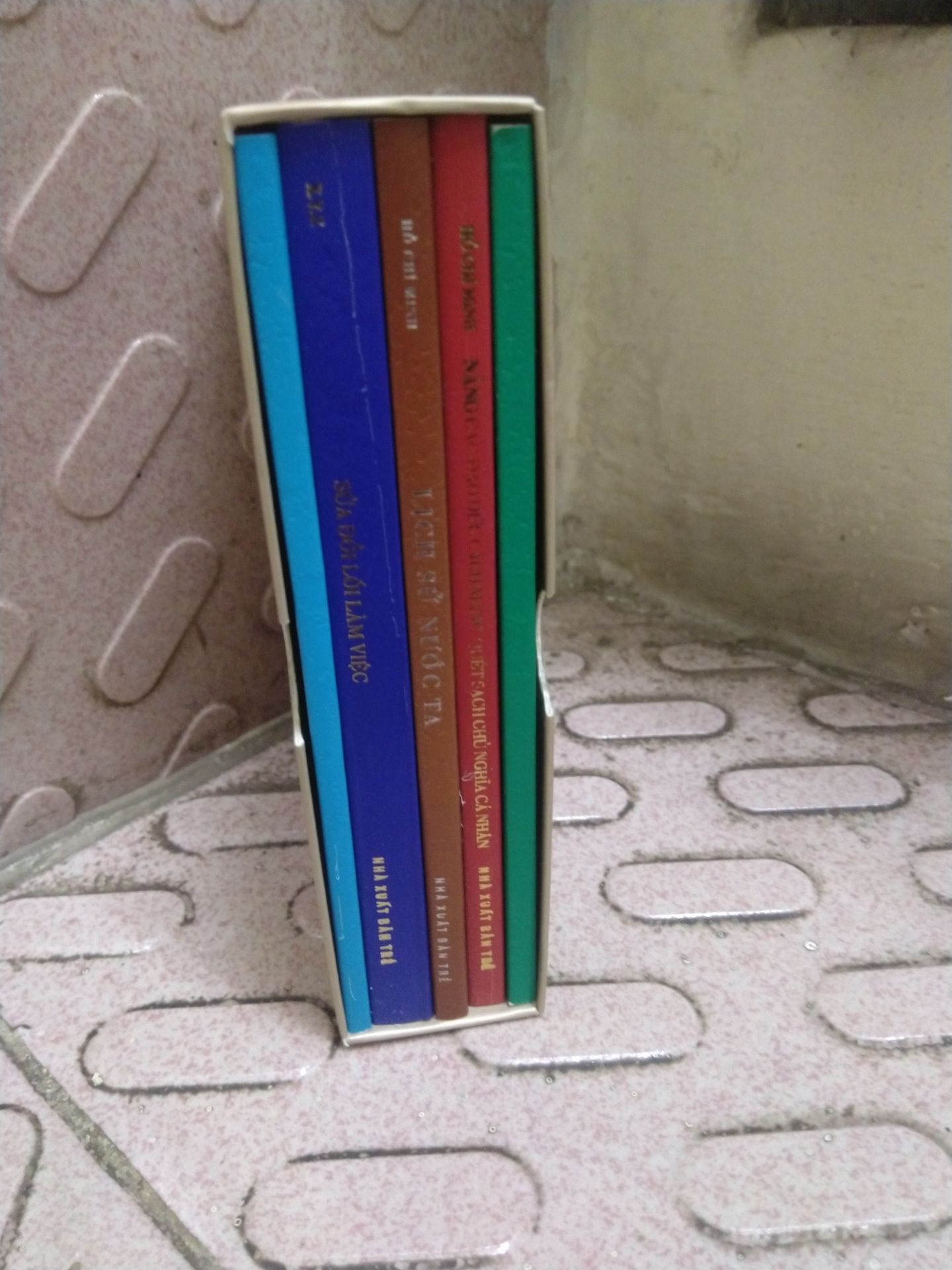 Bộ sách rất hay của Chủ tịch Hồ Chí Minh. Bộ sách đẹp, in tốt, kích thước nhỏ gọn, vừa lòng bàn tay. Tiki giao hàng nhanh chóng, đóng gói sản phẩm cẩn thận.