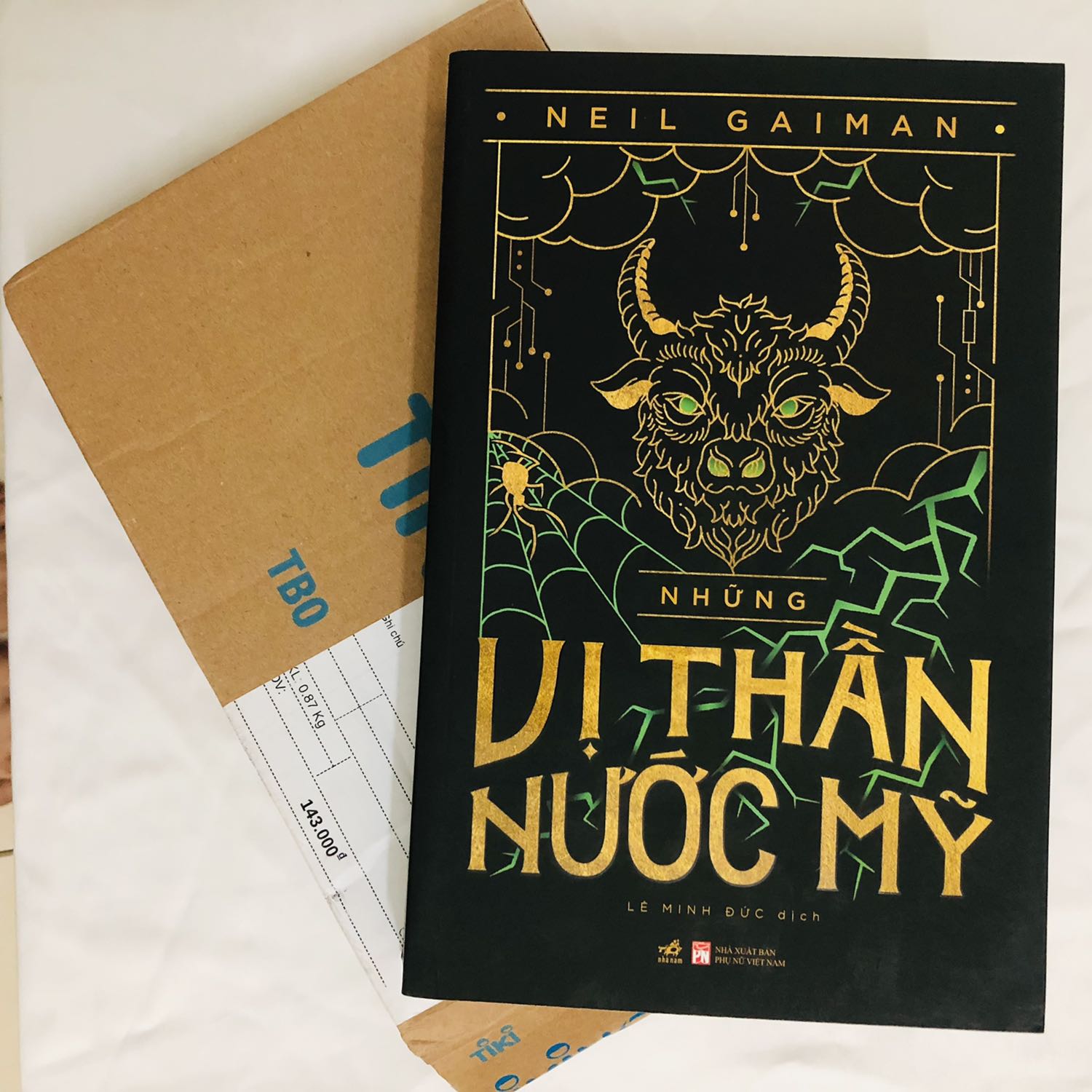 #MeTiki
#ReviewThang12
#Sach

Xin chào các bạn, đây là lần đầu mình tham gia review đơn của Tiki thế nhưng để nói về những đơn trước đó mình đã mua thì mình có 2 từ “Hài lòng”. Ngày hôm nay mình xin phép review đơn hàng quyển sách “Những vị thần nước Mỹ” - một trong các đơn sách cuối năm của mình.
*Về chất lượng dịch vụ
- Đơn này nằm trong những đơn mình phải đợi khá lâu trong năm vừa qua một phần vì sức hot của quyển sách cũng như rơi đúng vào thời gian diễn ra Hội sách Online Tiki. Tuy nhiên thì không phụ sự mong đợi của mình ngay vào ngày Giáng Sinh (25/12) sách đã về như một phần quà Giáng Sinh đặc biệt. Lúc đầu trong thời gian chờ đợi mình cứ lo lắng sợ đơn hàng gặp vấn đề khi vận chuyển nhưng rất may mắn quyển sách được đặt trong một chiếc hộp khá là vừa vặn, bên ngoài gần như không móp méo hay bị ẩm ướt nên sản phẩm bên trong không bị hư hại gì.
- Về anh shipper thì anh ấy cũng khá quen với mình nên không có nhiều điều để nói ngoài việc nói rằng anh khá thân thiện khi giao hàng cũng như khá nhiệt tình khi nhiều lần mình đưa tờ tiền hơi to 😅😅 dù không có tiền lẻ để trả lại anh vẫn đi đổi với người gần đó.
*Về chất lượng sản phẩm:
- Đây là một quyển sách khá là nổi tiếng thuộc thể loại Dark Fantasy của tác giả Neil Gaiman. Quyển sách đưa cho ta một góc nhìn về sự pha trộn tôn giáo trong một xã hội đa chủng tộc và văn hoá như nước Mỹ. Cùng với đó thì mình cũng rất thích tìm hiểu hay đọc những thể loại có sự xuất hiện của các thế lực siêu nhiên nên quyển sách chắc chắn là một quyển sách mình không thể bỏ lỡ.
- Sách lúc mới nhận về còn rất mới, hơi bị quăn ở góc một chút nhưng không ảnh hưởng gì tới mĩ quan. 
*Về trải nghiệm thực tế
- Tính đến hiện tại mình mới chỉ bắt đầu đọc chương đầu của sách nên chưa có nhiều nhận định về nội dung của sách. Tuy nhiên mình nhận thấy bản dịch khá mượt không bị sượng cũng như mình vẫn chưa tìm thấy lỗi chính tả nào. Chất giấy trắng ngà không gây loá mắt, sách cầm khá nặng tay và vững chắc.

*Chấm điểm 
- Chất lượng dịch vụ: 9/10
- Chất lượng sản phầm: 9.5/10

Nickname: haloooo
Cảm ơn các bạn đã đọc review
