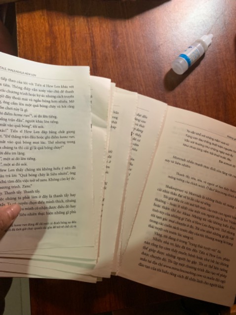 Sách chất lượng quá kém ạ. Em cũng không rõ nội dung trong có đúng với phiên bản chuẩn nữa hay không. Mà mua sách về cầm đọc cái rớt tơi tả. Một trải nghiệm đọc sách cực tệ