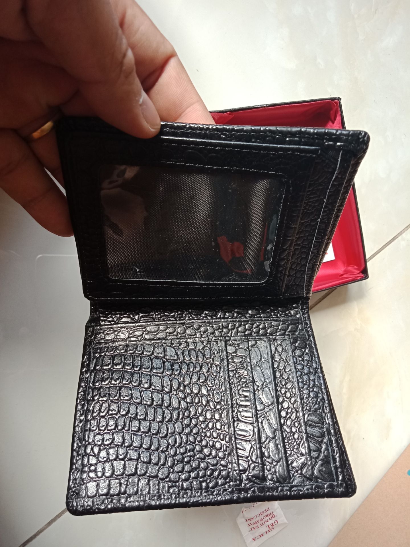 Ví nam da bò mềm mại , dập vân cá sấu tăng thêm phần sang trong... Huy Hoàng là thương hiệu mình luôn tin chọn