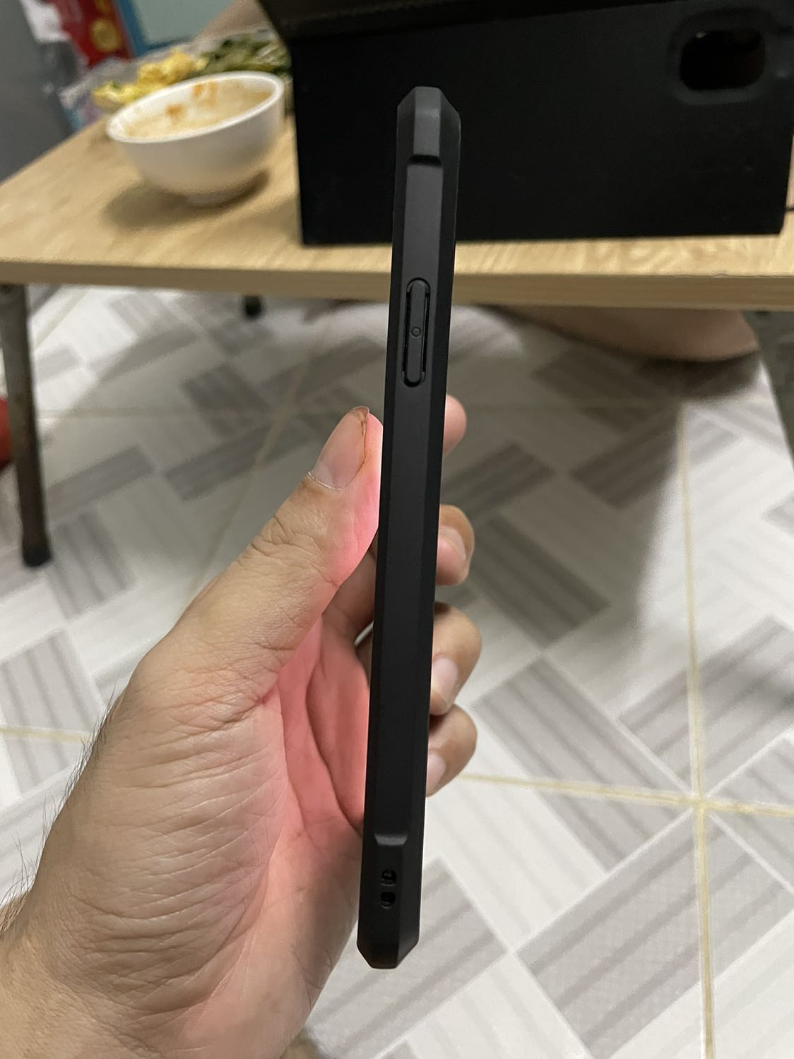 Ốp lưng dùng khá ổn. Thiết kế đơn giản, nút bấm êm. Độ bền cần dùng lâu mới biết.