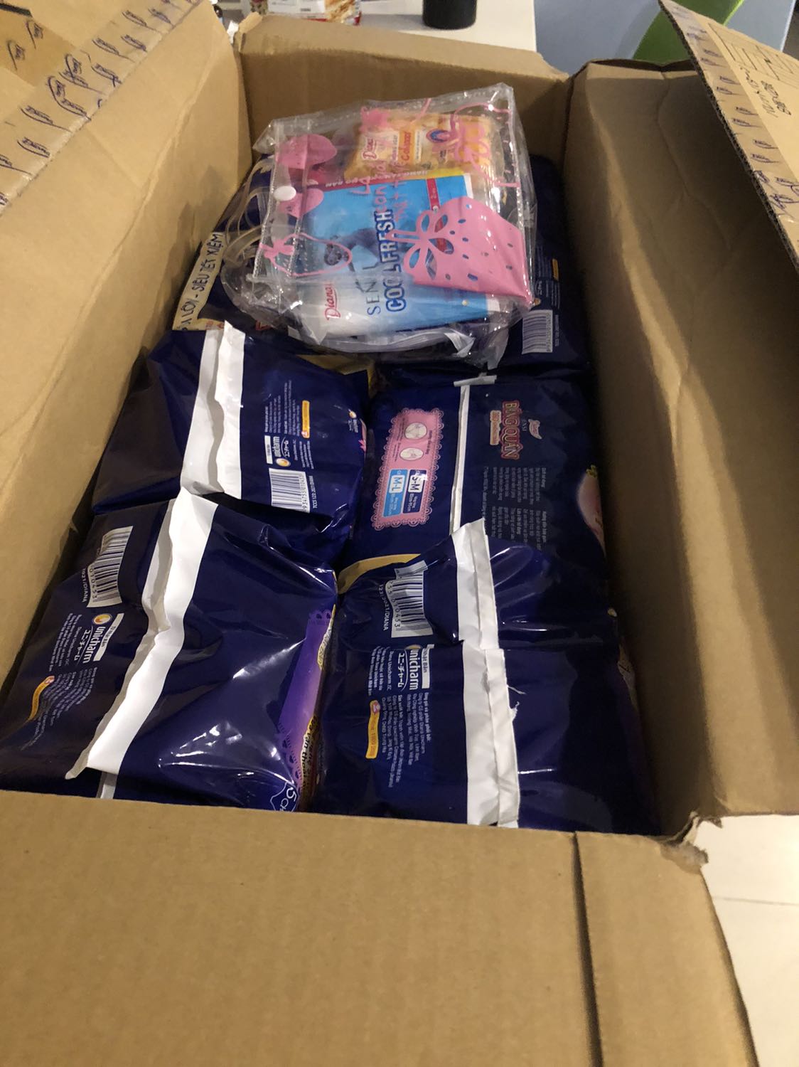 Sản phẩm rất thích hợp cho mấy bé gái mới, không nóng mặc dù sử dụng luôn ban ngày.
được tặng thêm tất cả các loại băng để xài thử.