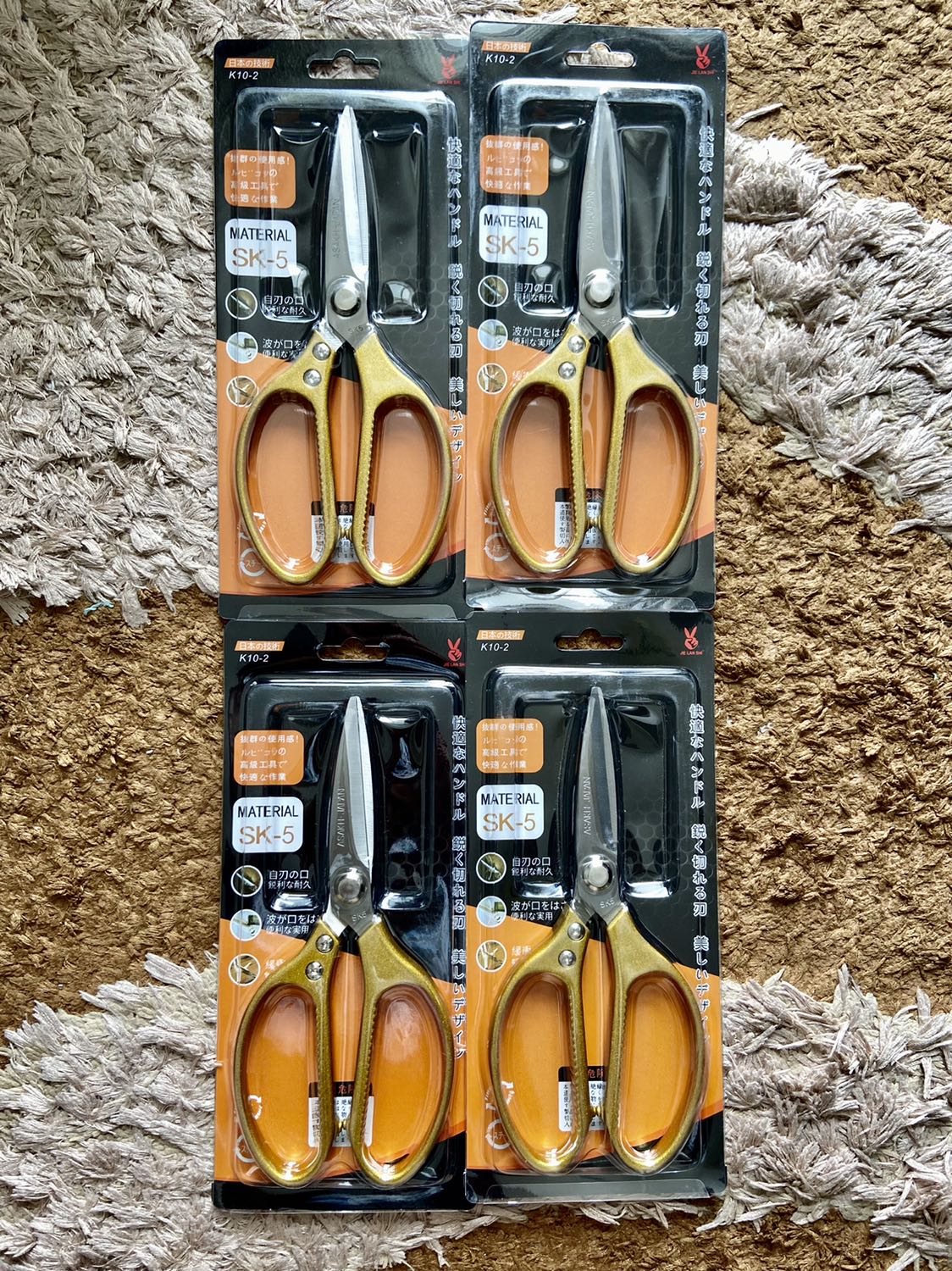 Đặt mua kéo tay cầm bạc nhưng nhận màu vàng. Tuy nhiên, kéo đẹp, bén, nhẹ tay, rất xuất sắc. Giá rẻ. Đáng mua.