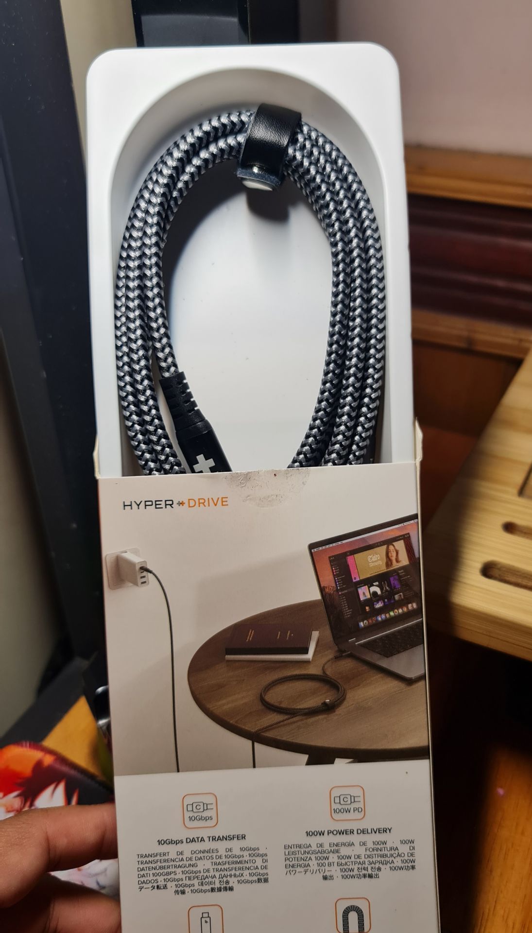 Dây sạc cứng cáp, xịn sò quá luôn, cầm mà chắc nịch. So sánh với cáp 100w của baseus mà thấy to hơn gấp rưỡi.
Quà tặng kèm cũng xịn sò không kém, mới đầu chưa hiểu là gì vì không có airtag.
Vote cho các bạn có nhu cầu tìm 1 dây sạc và truyền tải dữ liệu tốc độ!!