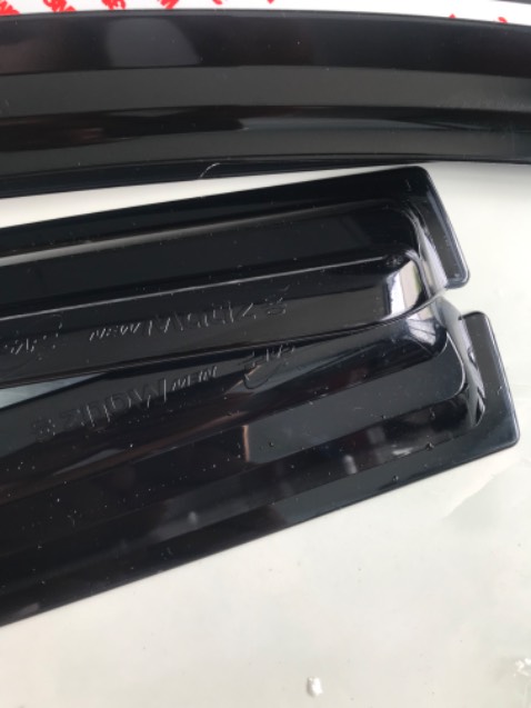 Shop giao nhầm hàng rồi ạ. Tôi đặt vè chắn mưa xe ôtô spark, shop lại giao vè chắn mưa xe ôtô matiz. Nhờ shop đổi lại hàng giúp ạ, cảm ơn shop