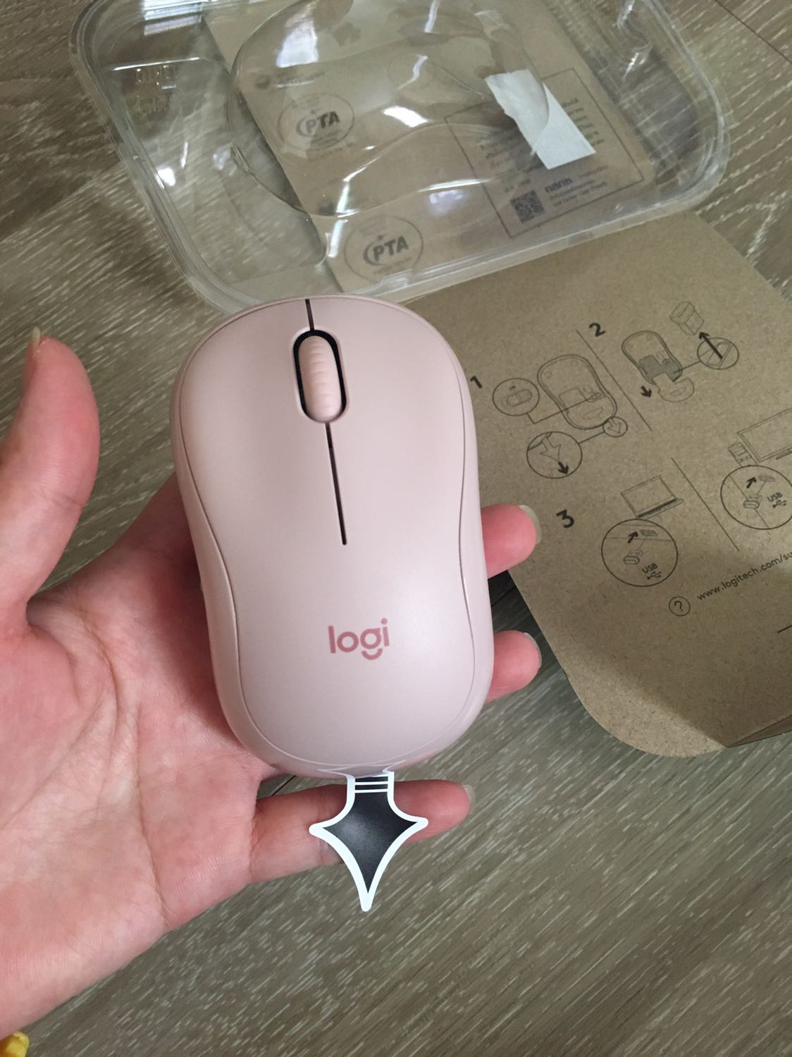 Giao nhanh 2h! Mẫu cưng lắm luôn lúc mua cũng lo lắng nhưng nhận được hàng rồi thì yên tâm và vui lắm. Lần đầu mua dòng chuột này, đóng gói kĩ lắm, shipper thân thiện. Cảm ơn NGUYENVUSTORE và TIKI.