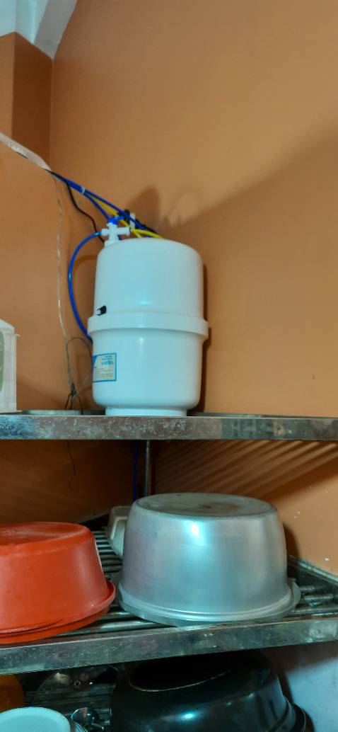 Shop giao day du phu kien,sp giong hinh.sau 1thag su dung thấy rat tot.
Vai tuan đầu,có cạn,nên gọi bảo hành,nhân viên bh xuong ngay hsau.đc tư vấn là máy còn mới ko van đề gì. Máy bơm nghe ù ù, chấp nhận được. Nước 300ppm lọc còn 50ppm, chuẩn nc uống.vị nước dễ chụi, dễ uống. Nói chung tốt.