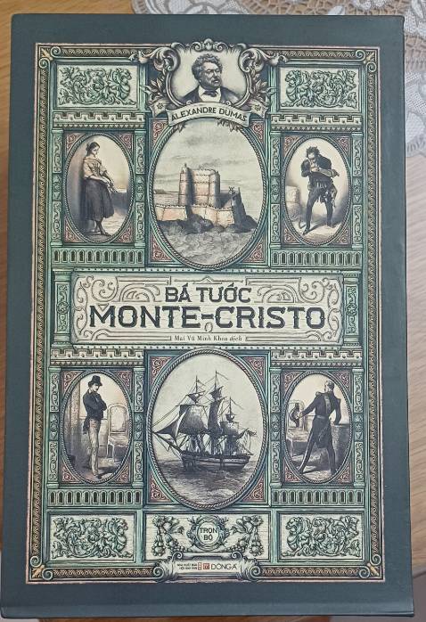 Thiết kế hộp: nói về Đông A làm bìa sách với hộp thì đẹp khỏi bàn, góc cạnh của hộp không bị trầy xước và bị móp méo.
Sách: bìa sách đẹp, hình ảnh minh họa sắc nét, trang sách ko bị bung chỉ hay bị dính trang, font chữ hơi nhỏ nhưng vẫn nhìn tốt được.
Nội dung: vì đây là bản dịch trực tiếp từ bản gốc tiếng Pháp nên đây là bản đầy đủ nội dung nhất trong các phiên bản khác, cũng là lý do mình chốt bộ này của Đông A.
Đóng gói và giao hàng: Đóng gói siêu cẩn thận, có bọc lớp chống sốc bên ngoài nên không sợ bị móp hộp, nhân viên giao hàng thân thiện, nhiệt tình và giao đúng giờ.
Không có gì để chê !