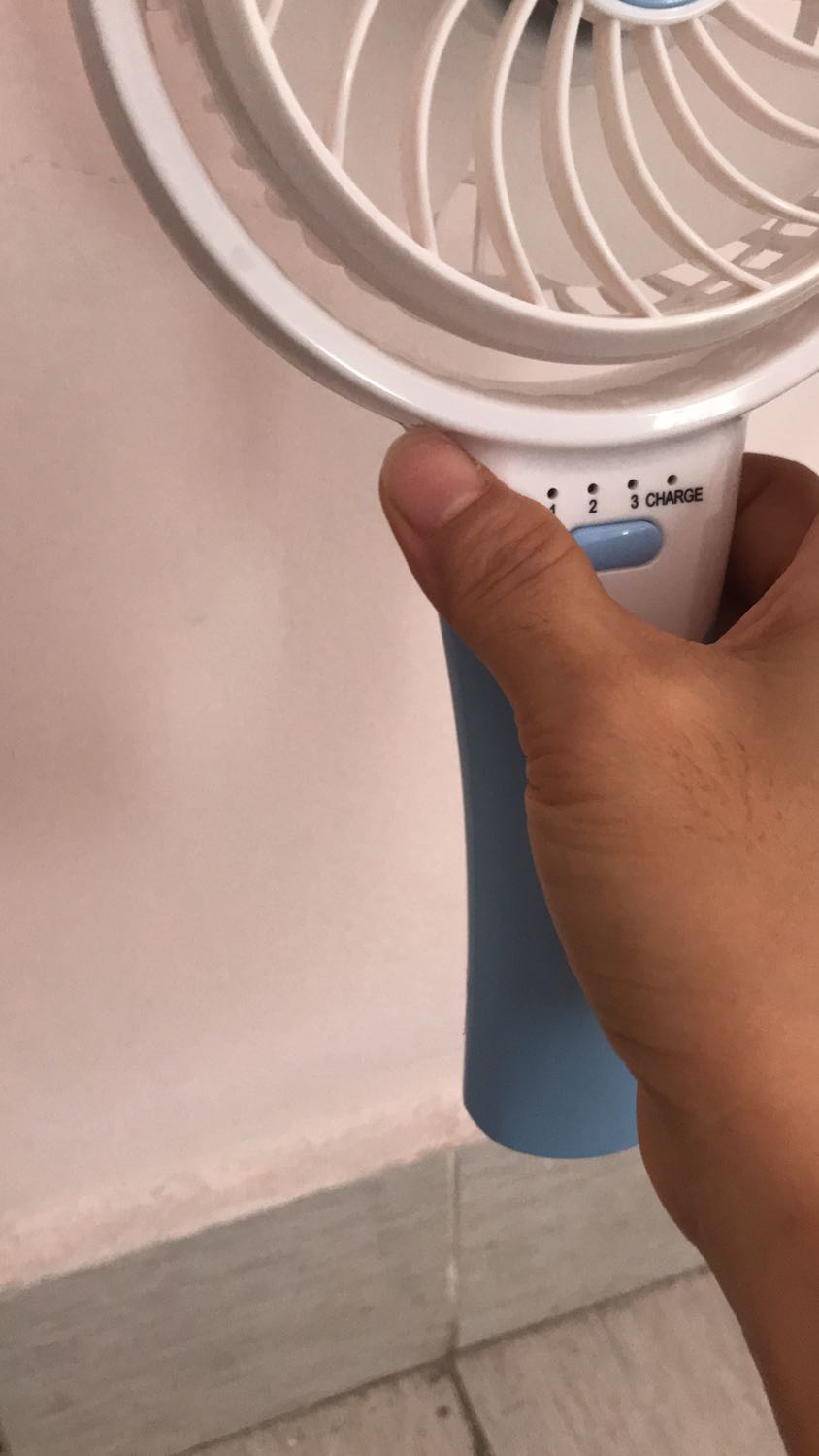 Mình mới nhận quạt này vào t2 25/5
Nay mới mở hàng và sạc pin thấy đèn báo lúc nào cũng màu xanh chứ k phải đỏ hay vàng. Đã sạc # 4h rồi nhưng quạt chỉ hoạt động khi có cắm điện, còn rút dây điện thì quạt k hoạt động. Đề nghị Tiki hỗ trợ đổi hàng dùm mình. Cám ơn.