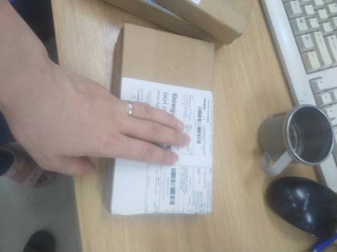 Mình mua lẻ 25k/chiếc, mua 2 giảm 10k nên tính ra 20k/ chiếc, rẻ so với đi mua chiếc bàn chải thường rồi chứ chưa kể bàn chải điện, lại còn đc free ship. Shop gửi các đầu bàn chải ngẫu nhiên, lông bàn chải cũng khá là mềm. Shop còn tặng kèm quà 1 chiếc bút nữa, mình rất vui nhé. Chỉ có điều là đầu bàn chải mua lẻ sẽ không pack ép vỉ mà pack trong túi zip mọi người nhé. Có lẽ là shop nhập về loại túi to chứa nhiều chiếc để bán lẻ. Nói chung là mình ưng nhé.