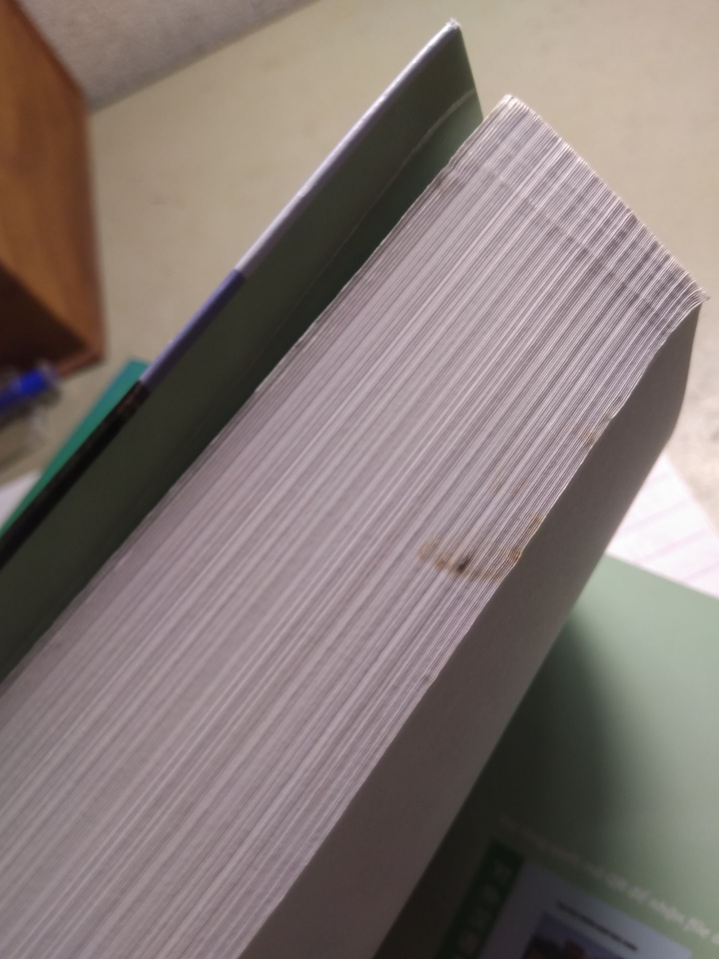 Thất vọng về cách gói hàng thực sự. không bọc gì luôn, chỉ đơn giản là thả hai quyển sách vào hộp, hộp đựng lại rộng, trong quá trình vận chuyển về đến tay mình góc sách bị như ảnh. Lại còn có cả vết bẩn nữa