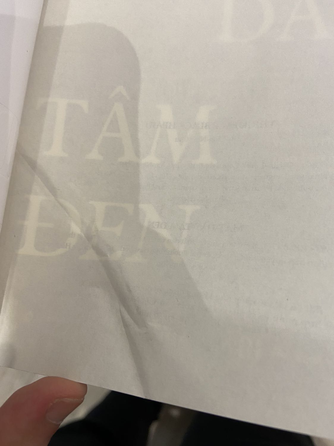 Hộp hàng thì bẹp dúm dó. Sách bên trong thì nhàu nhĩ. Thật sự thất vọng. Đợt mua Văn Minh Vật chất của Người Việt cũng vậy. Cả tiki và nhà phát hành đều có lỗi trong lần giao hàng này. Thực sự thất vọng. Shipper gọi giục báo khách là “đã đến nơi rồi xuống đi!!!”, trong khi mình ngồi ngay văn phòng tầng 1 đang chờ mãi! Tới lúc khách phải ra tận sảnh đứng đợi cũng không thấy đâu thì lại bảo đang tới nơi sắp rẽ vào rồi… Quá chán nản đơn hàng này