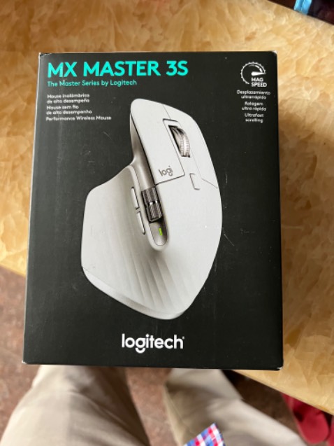 Cảm giác cầm chắc chắn. Độ nặng chuột vừa phải. Phím cuộn dùng rất thích. Có nhiều nút bấm khác có thể tinh chỉnh rất tiện lợi. Giao hàng rất nhanh. Đóng gói cẩn thận