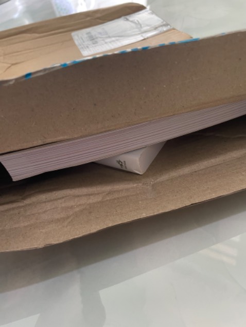 Chưa bàn đến sách như nào nhé, nhưng mà mình mua 2 quyển sách, shop lại đóng gói cho mình như này, mình khó chịu kinh khủng í. 2 quyển sách bằng có 1 gang tay thôi, thế mà lại nhét vào cái hộp to gấp đôi. Khi mở ra sách nằm xộc xệch nhìn bực mình dễ sợ, và y như mình nghĩ thì sách bị méo 1 xíu phần gáy. Cũng có thể do mình khó tính nhưng mình vẫn hy vọng shop sẽ chú ý hơn phần đóng gói cho vừa vặn, để sách nằm im, ít bị móp méo hơn. 

Về phần nội dung thì quyển “Đột phá tư duy thương hiệu” mình mua giùm nên không rõ. Còn “Yêu những điều không hoàn hảo” thì mình chưa đọc :)) nhưng mà sách nằm trong international bestseller thì mình nghĩ chắc sẽ không khiến mọi người thất vọng. 

Btw mình vẫn gửi shop 5⭐️, hy vọng shop sẽ lắng nghe ý kiến khách hàng.