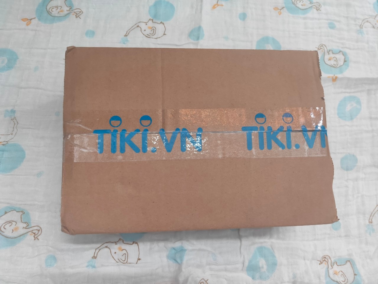 Lần đầu mua hàng trên tiki hài lòng quá sản phẩm nhận được đúng như mô tả. Tất lót mềm mại, màu sắc sinh động phù hợp với các bé. Phần đế lót dày dặn mình kiểm tra thử đổ nước thì không bị thấm xuống dưới nệm. Tiki gói hàng kỹ nhân viên giao hàng vui vẻ nhiệt tình.