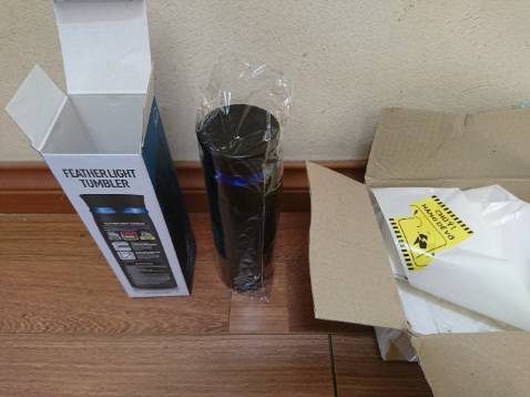 Đã mua 03 màu: đen đỏ, trắng xanh và lần này là đen xanh. Cực kỳ hài lòng với chất lượng sản phẩm. Nhân viên giao hàng chờ ko kịp, thay vì xuống xe máy đặt trước cửa thì ngồi trên yên ném hộp đồ vào cửa, móp hộp mà bình ko sao. :)