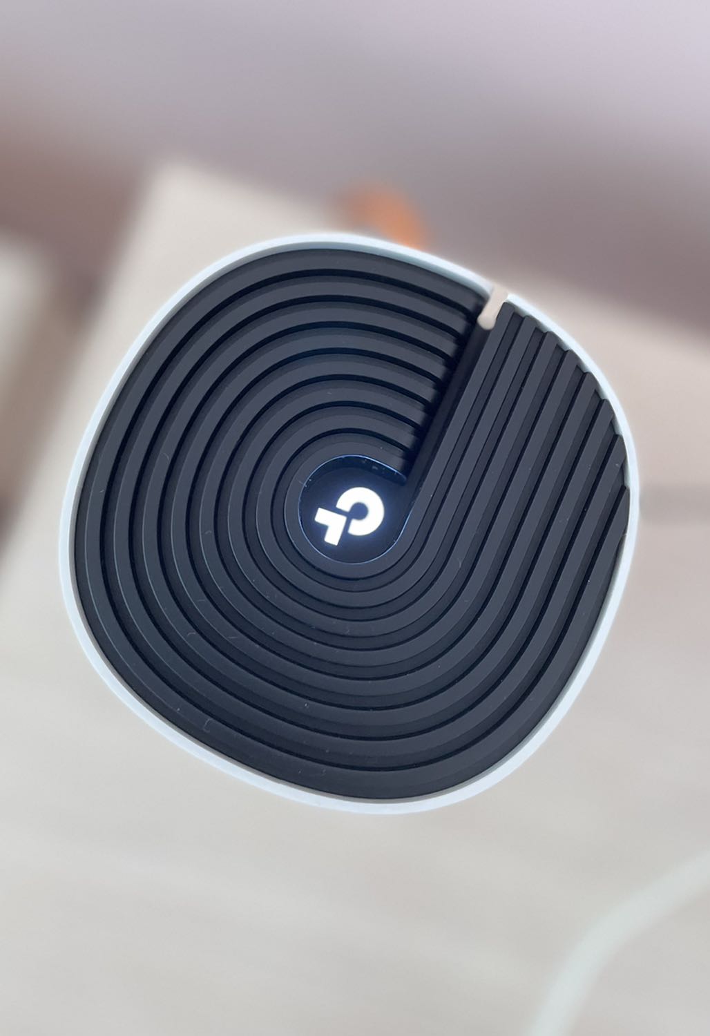 5 sao cho Tiki & 4 sao cho sản phẩm.

Giao hàng đúng hẹn, thùng hộp còn nguyên vẹn. Sản phẩm ổn định, thiết kế đẹp.

Sản phẩm này thích hợp nhất cho:
- nhà rộng nhưng chỉ có dây mạng ở điểm chính
- ko có router mạnh, chỉ có modem của nhà mạng tặng kèm và muốn thay đổi thiết bị này để phục vụ cho nhiều thiết bị hơn và chạy ổn định hơn.
- quản lý đơn giản, dễ cài đặt

Nếu bạn đang chạy 1 thiết bị router mạnh ở nhà & chỉ cần các wifi AP & không ngại việc quản lý các AP này thì có thể cân nhắc giải pháp khác.