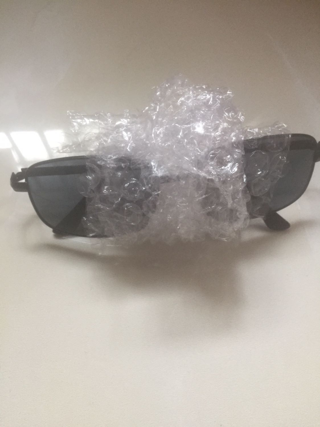 Rất k hài lòng. Dù hàng giảm giá thì giao cũng cần có hộp đựng kính chứ, chuyên chở ảnh huong đến sản phẩm ít nhiều!