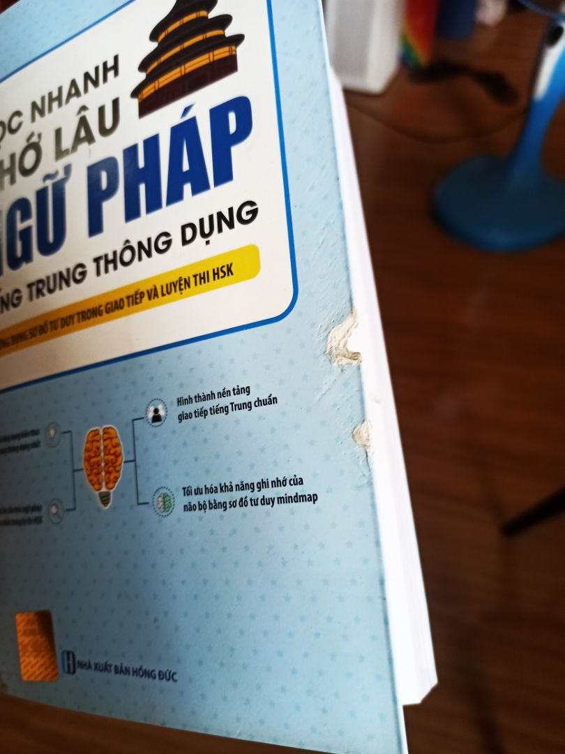 1 cuốn sách bị rách bìa và bị dơ.