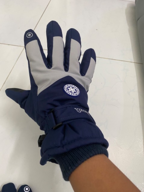 Găng tay đẹp, giống hình, rất dày và ấm, phù hợp để đi những vùng lạnh, có khoá gài 2 chiếc với nhau để tránh thất lạc. Shop hỗ trợ nhiệt tình, giải đáp mọi thắc mắc của mình, cho shop 10đ :D