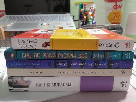 Giao hàng nhanh, shipper dễ thương lắm ạ. Tuy nhiên đóng gói quá ẩu, lúc ship về hộp cũng không còn nguyên vẹn, bên trong cũng chỉ lót 1 tờ giấy mỏng ở phần trên hộp. Quyển Chú bé mang pyjama sọc ở phía dưới cùng nên móp nặng nhất luôn. 🥲